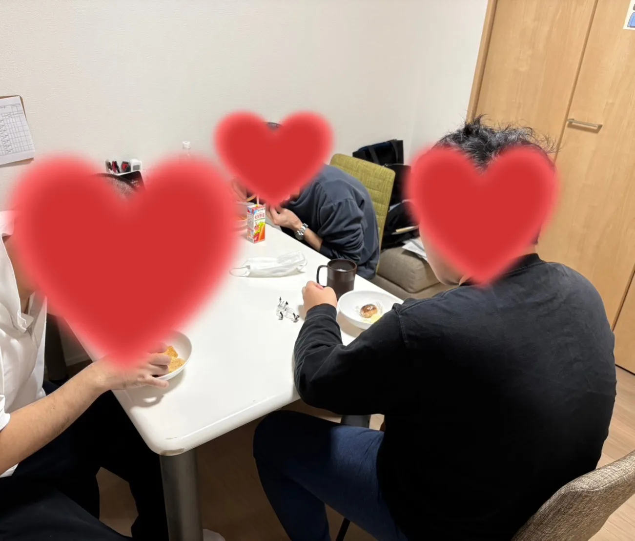 グループホームスタッフの日常:にぎやかな腕相撲とおやつタイム